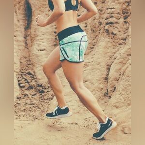 Lululemon RARE Tracker Short II *2-way Stretch: Spray Dye White Blue Tropics